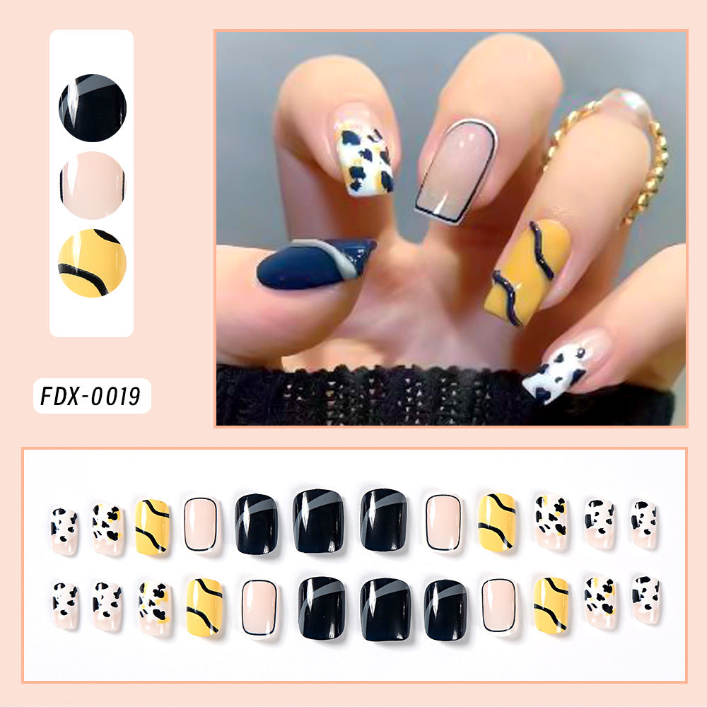Festive Holiday Themed Press-On Nail Set