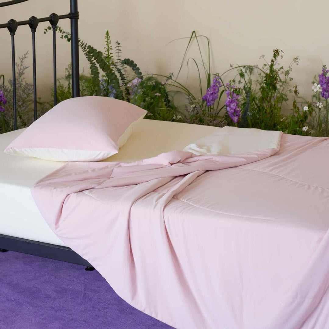 Three-piece bedding set with ultra-light quilted blanket, elastic fitted sheet, and pillowcase