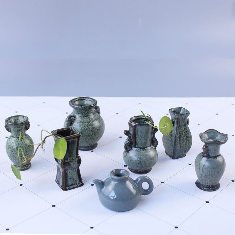 Elegant ceramic vase with artistic design Kalsten