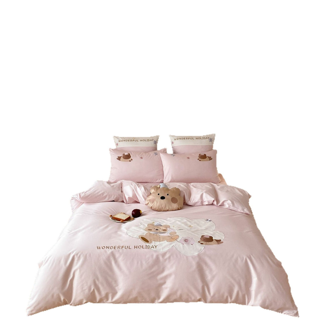 Children's bedding set with appliqué bear motifs and decorative pillow