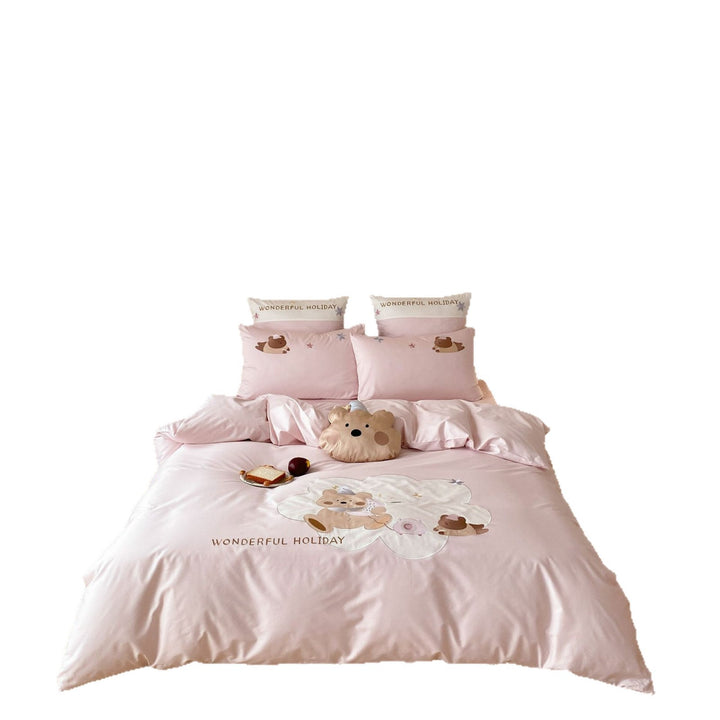 Children's bedding set with appliqué bear motifs and decorative pillow