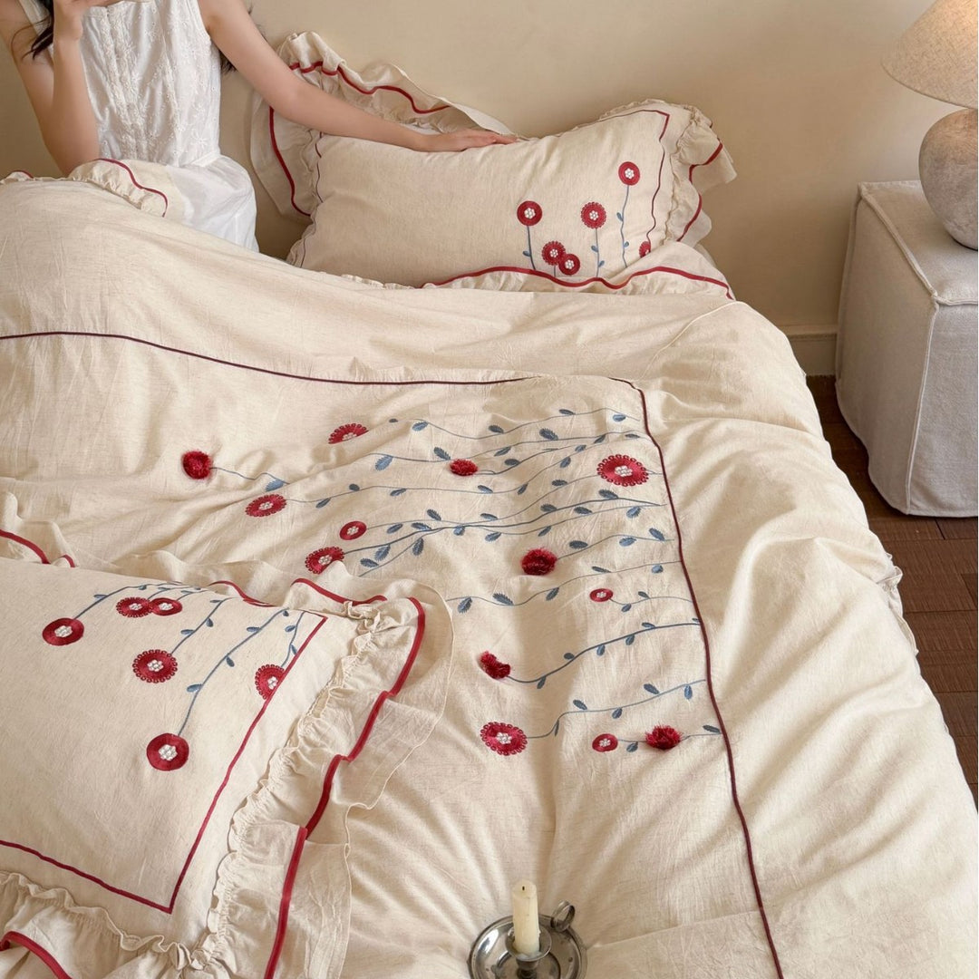 Bedding set made of cotton with floral embroidery and playful ruffle hem