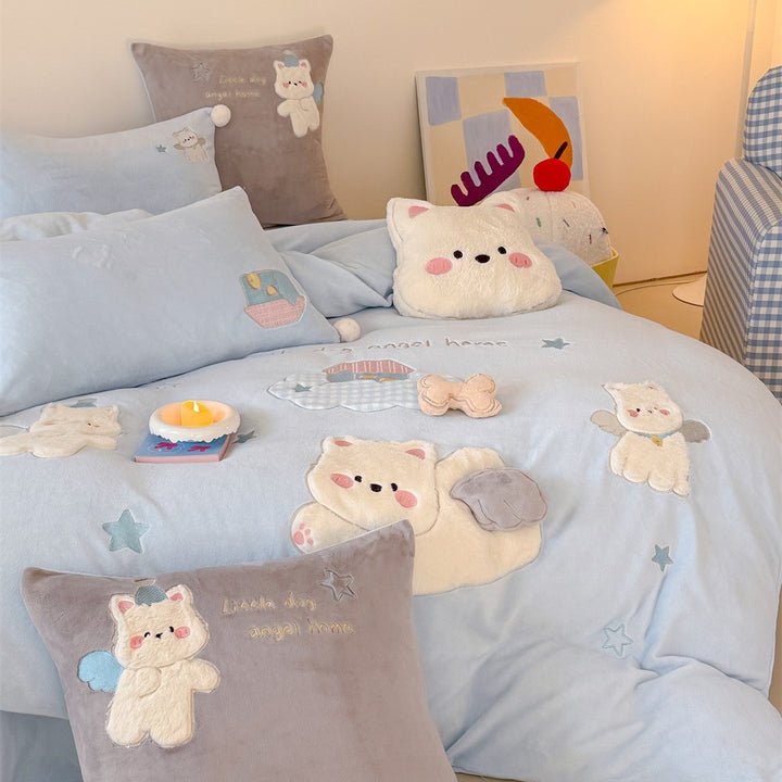 Kids' bedding set with 3D plush cats, velvet look and decorative pom-poms