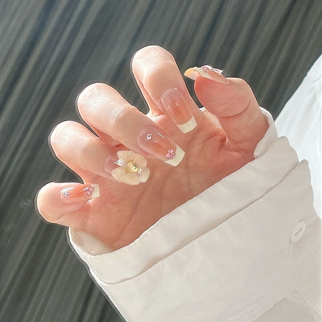 Artificial nail set with elegant floral decorations and glitter accents Kalsten