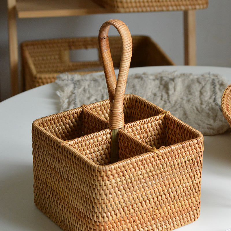 Women's round storage basket made of woven natural material Kalsten