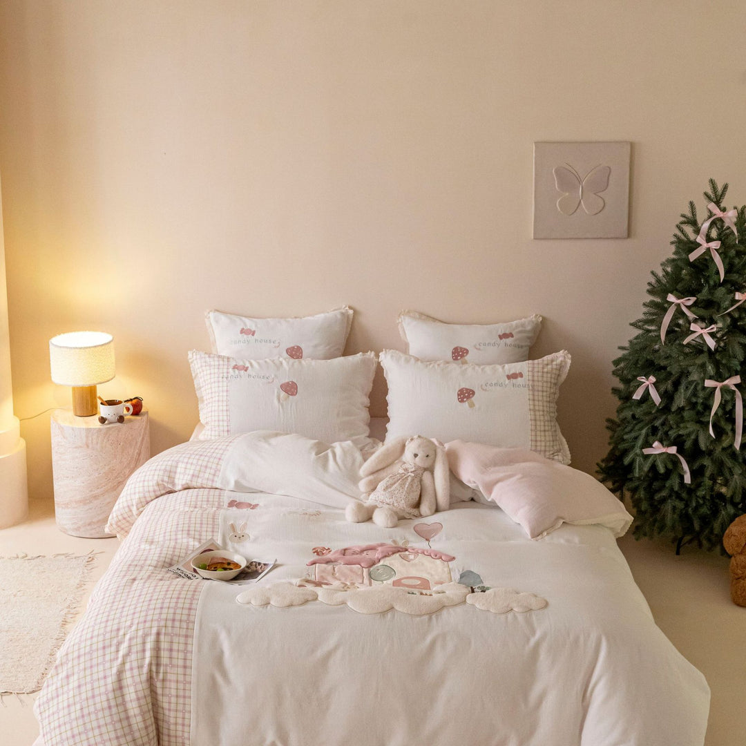 Children's bedding set with appliquéd playhouse motifs and quilted bedspread