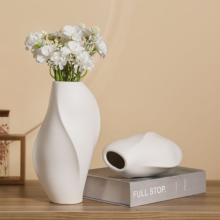 Elegant and contemporary ceramic vase Kalsten