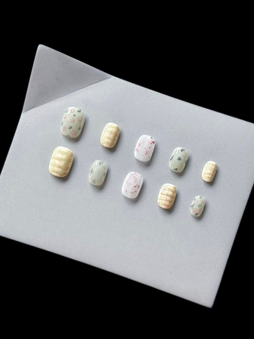 Artistic Press-On Nail Art Set with Floral and Abstract Patterns