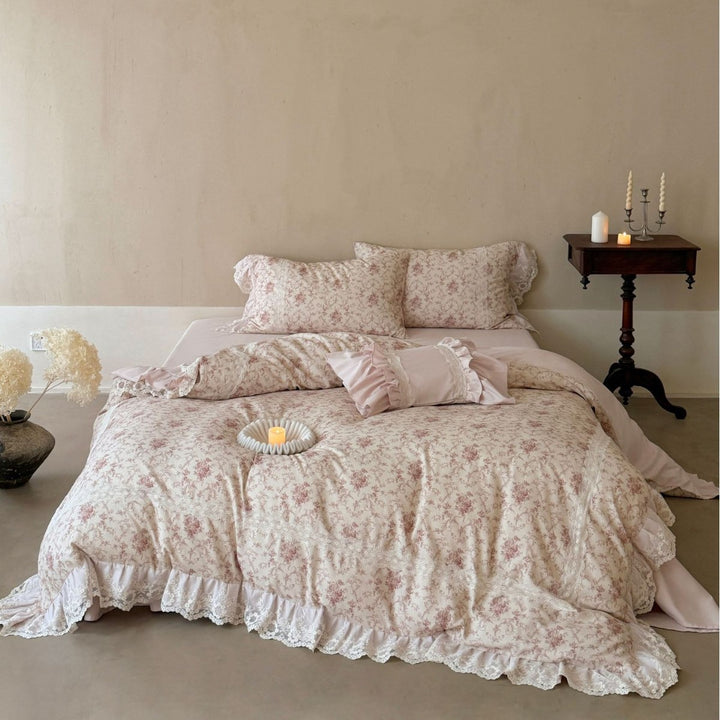 Cotton bedding set in vintage look with delicate floral pattern and lace ruffle