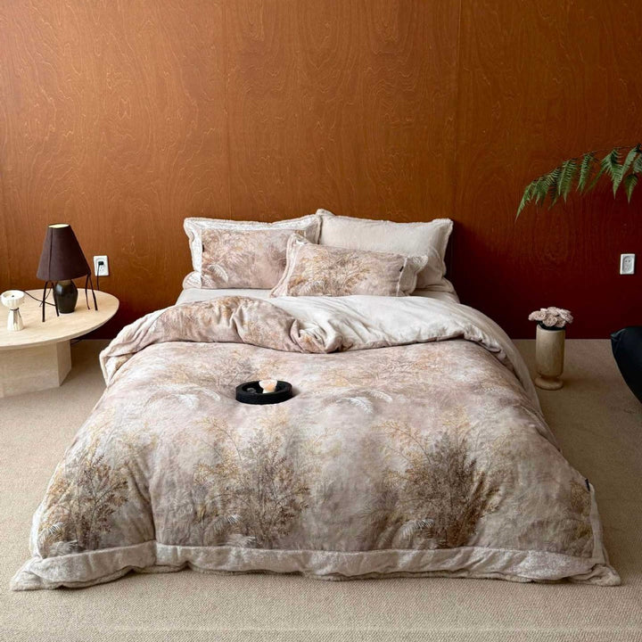 Luxurious velvety bedding set with teddy fleece and floral motif