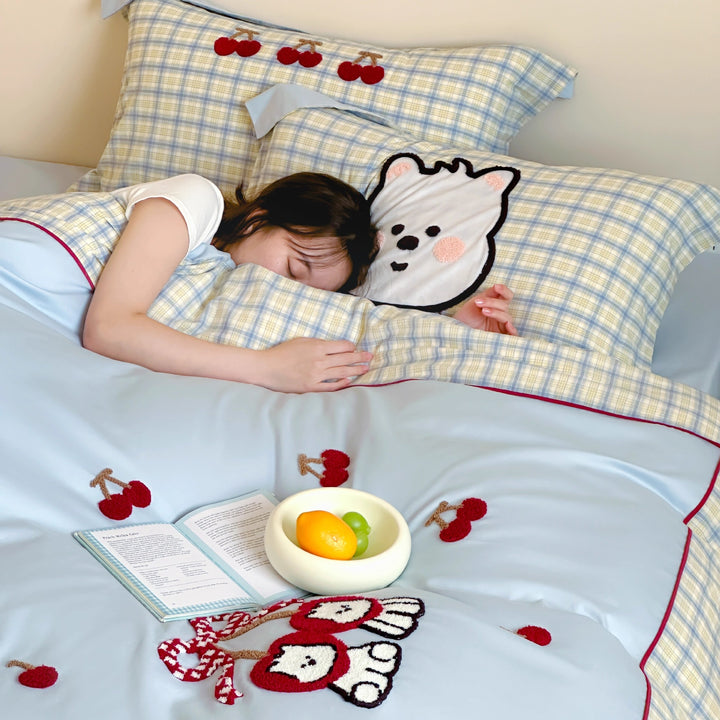 Children's bedding set with appliquéd winter figures and checkered ruffle