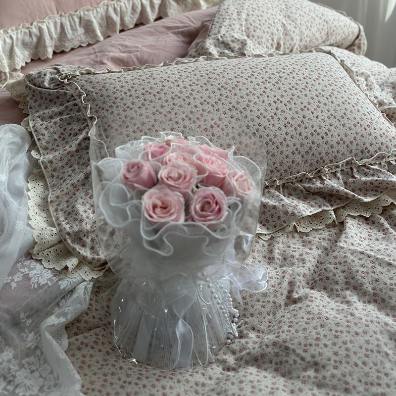 Duvet and pillowcase set made of cotton cambric with ruffles and eyelet embroidery