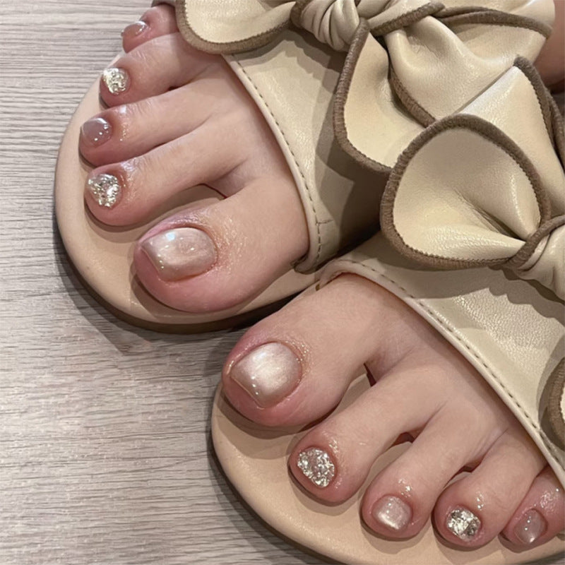 Artful toenail decoration with elegant gold accent Kalsten