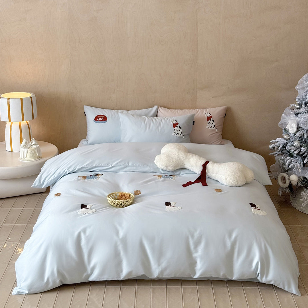 Reversible children's bedding set with embroidered dog motifs and silky soft cotton satin