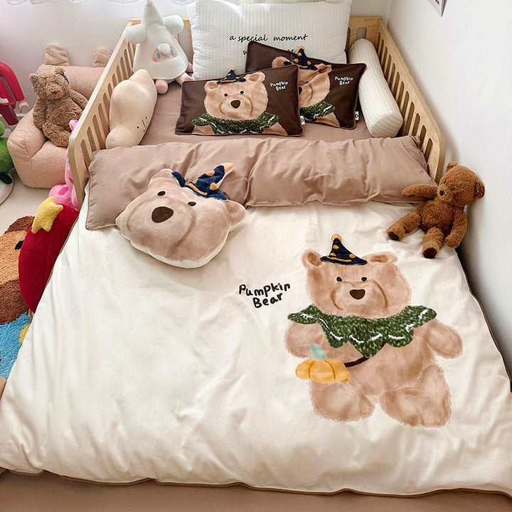 Children's bedding set with plush application and bear motif