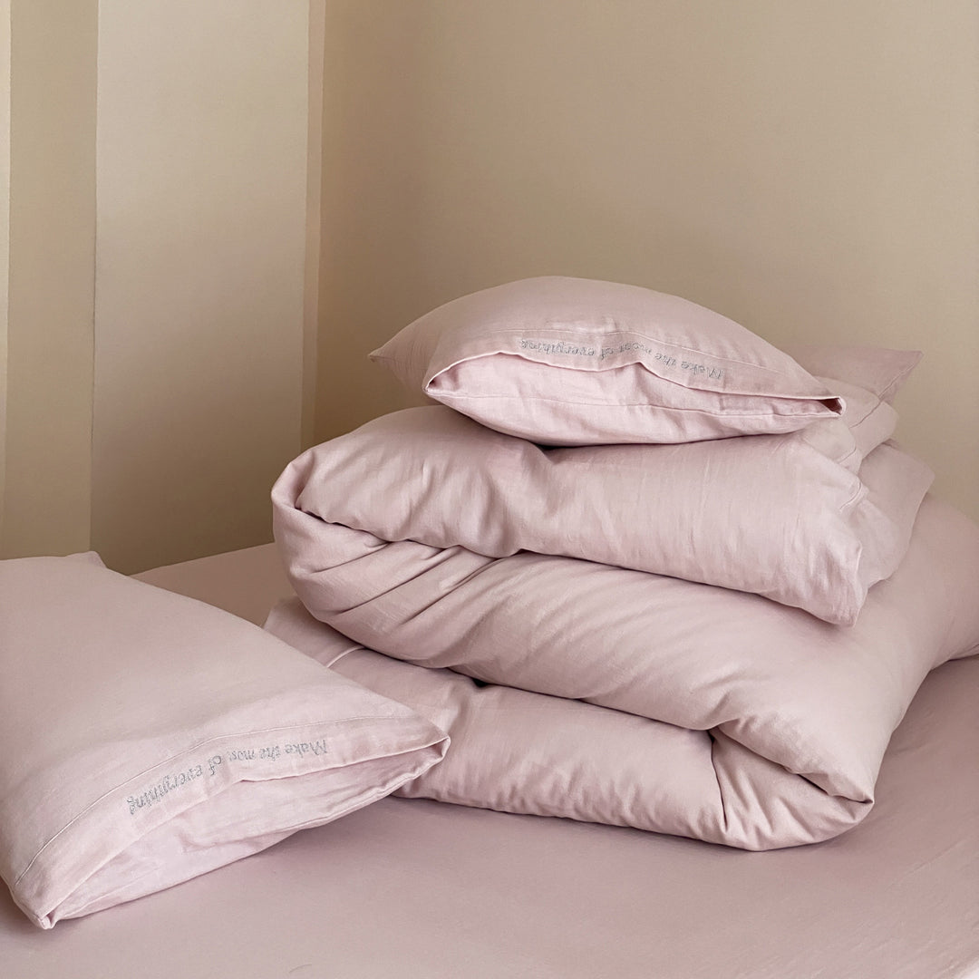 Complete bedding set with lightweight all-season duvet, pillow and fitted sheet made of cotton percale