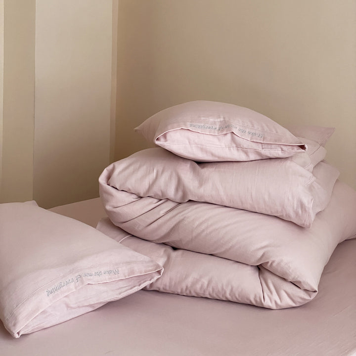 Complete bedding set with lightweight all-season duvet, pillow and fitted sheet made of cotton percale
