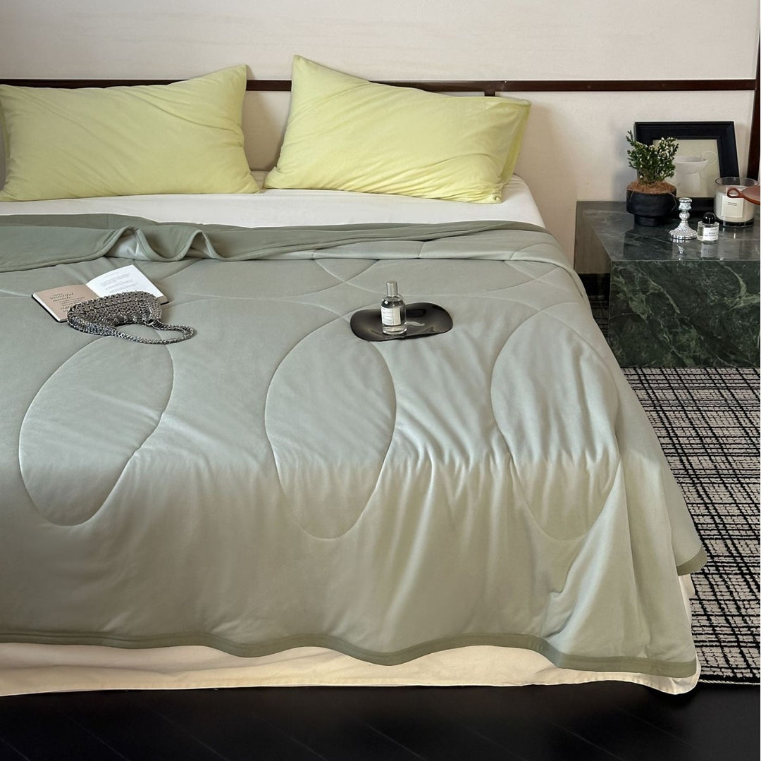 Reversible quilted bedspread with pillow covers made of breathable microfiber