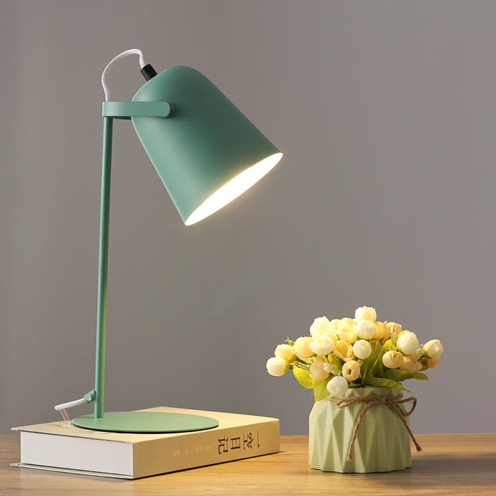 LumiTouch – Minimalist table lamp with tripod base and touch control Kalsten