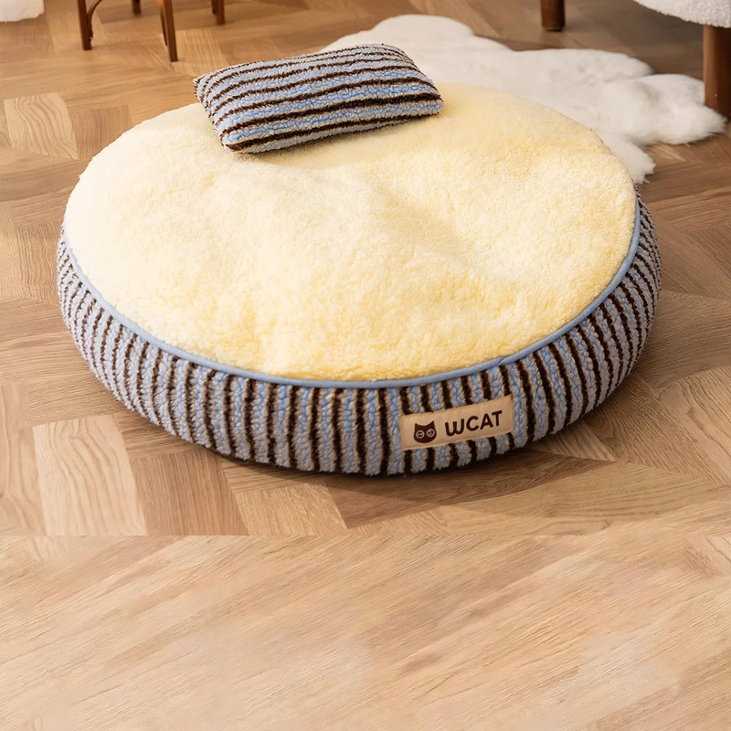 Portable pet carrier with sleeping mat