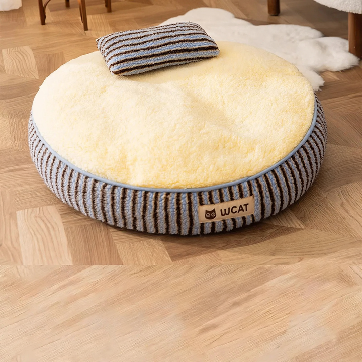 Portable pet carrier with sleeping mat