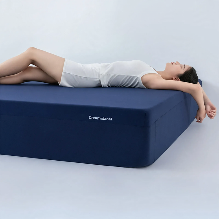 Fitted sheet with magnetic closure, ice material