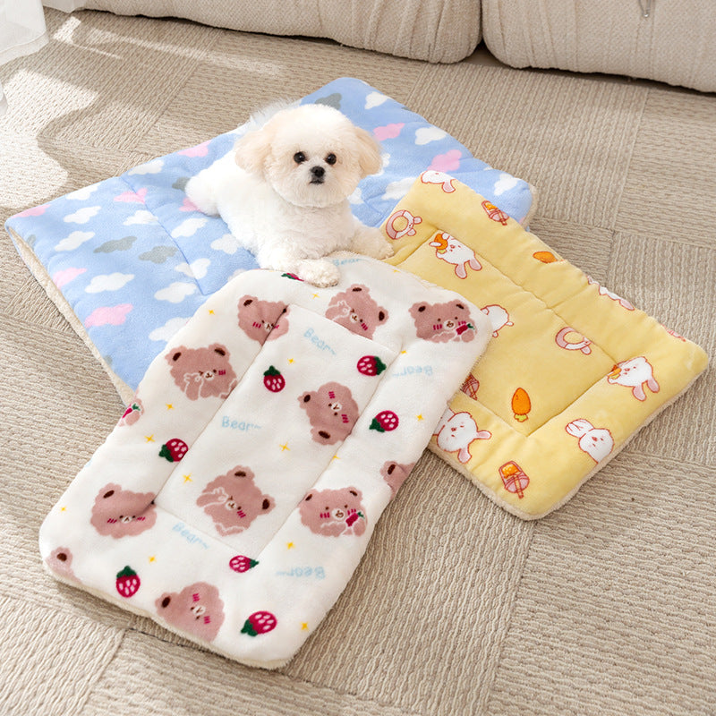 Flannel pet blanket with cartoon motifs
