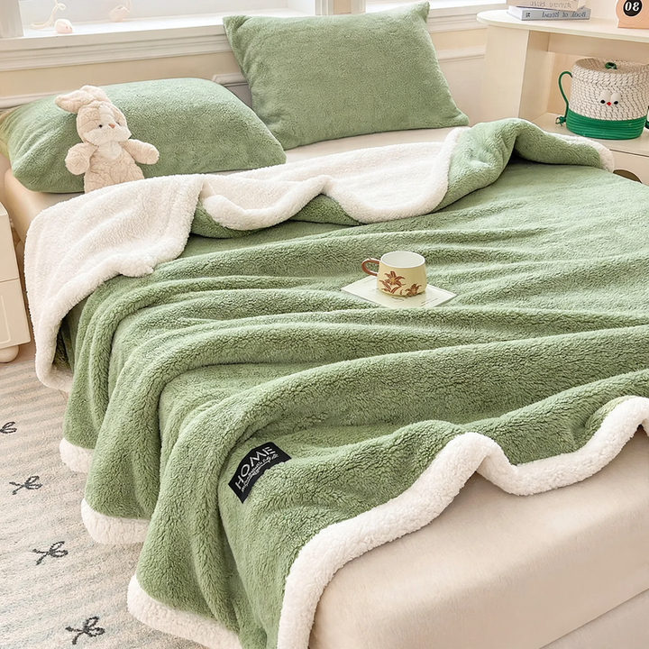 Double-layered wool blanket made of lambskin fleece