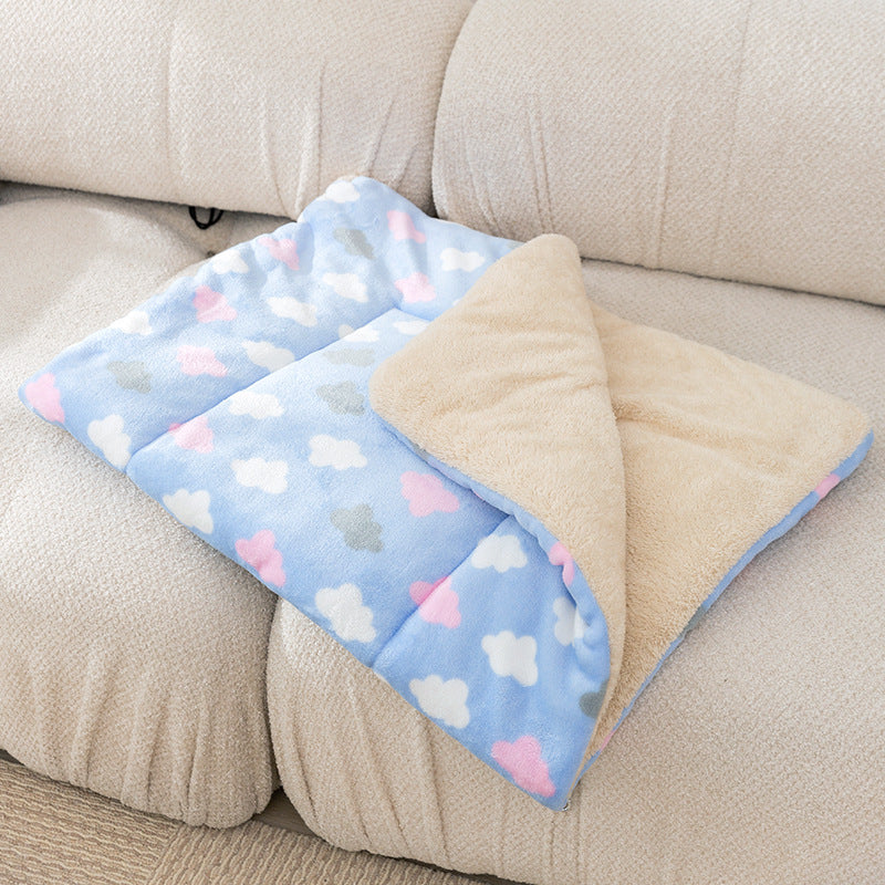 Flannel pet blanket with cartoon motifs