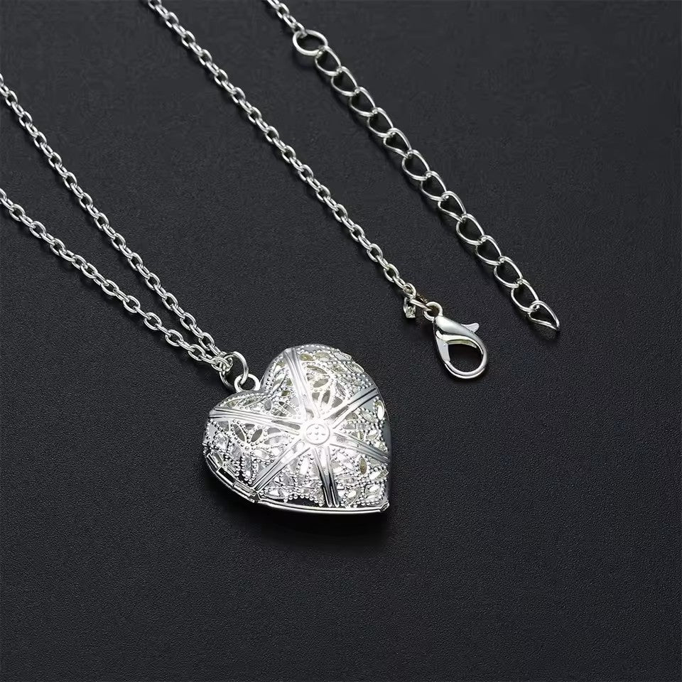 Heart necklace with opening function