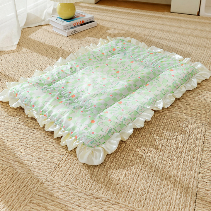 Flannel pet blanket with cartoon motifs