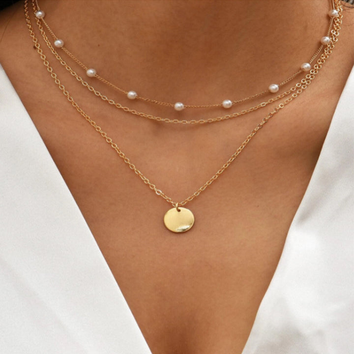 Pearl necklace with acrylic pendant