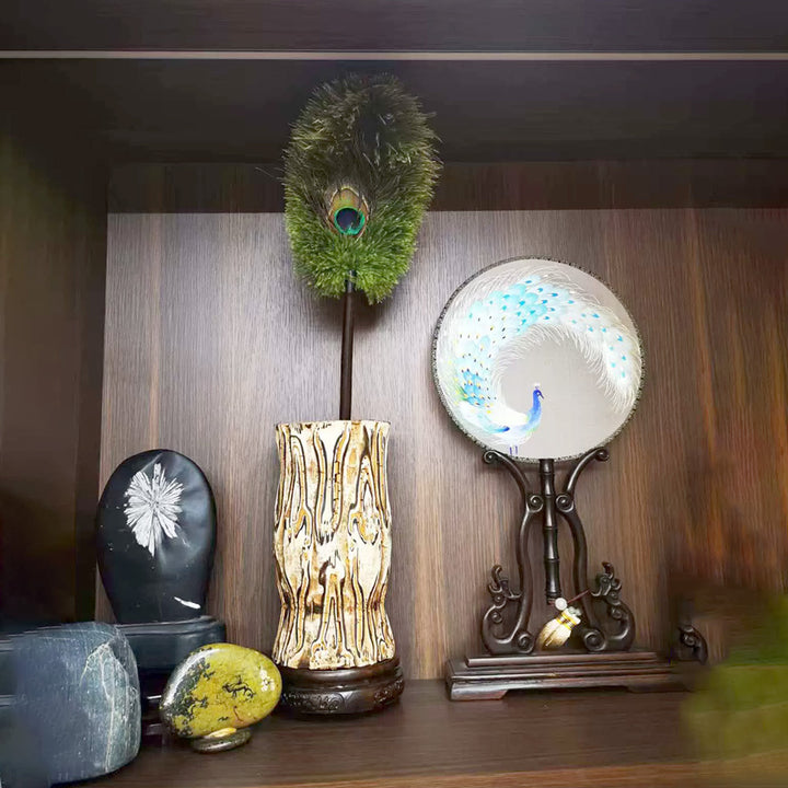 Feather duster made of ostrich feathers, extensible