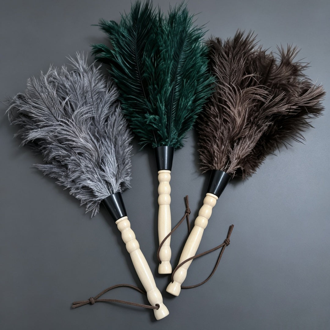 Feather duster made of ostrich feathers, extensible