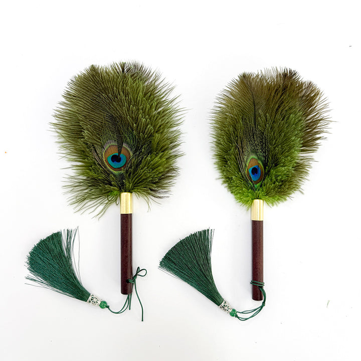 Feather duster made of ostrich feathers, extensible
