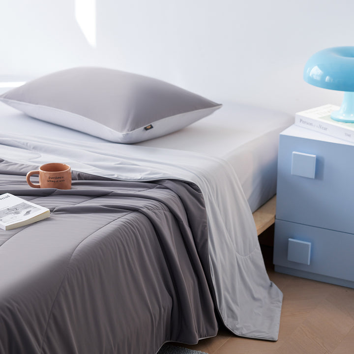 Light summer blanket with cooling effect, washable