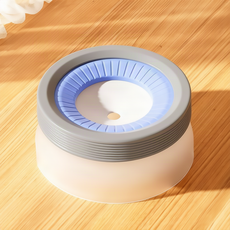 Collapsible dog bowl made of silicone