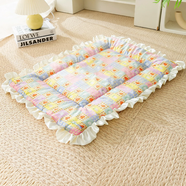 Flannel pet blanket with cartoon motifs