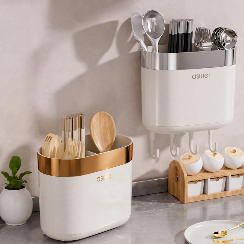Wall-mounted chopstick holder with draining grid