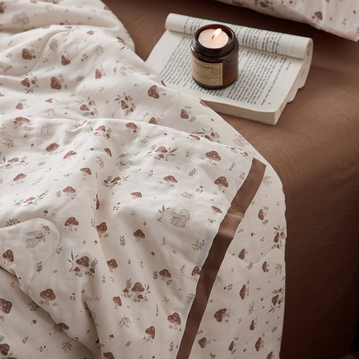 Summer blanket made of cotton and polyester fiber